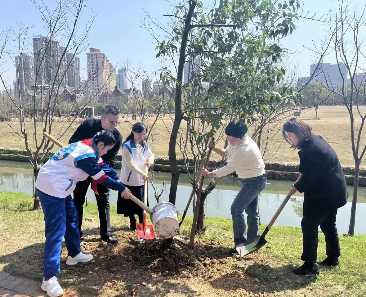 文明雨花丨圭塘河畔植新绿 好人共建幸福林